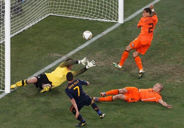 world_cup_2010_final_david_villa_chance.jpg