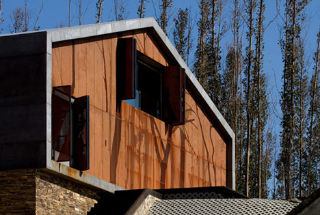 dzn_Prefab-House-in-Cedeira-by-MYCC-20.jpg