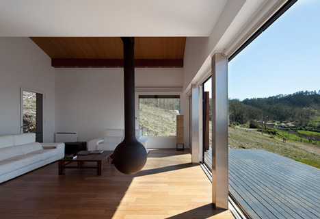 dzn_Prefab-House-in-Cedeira-by-MYCC-8.jpg