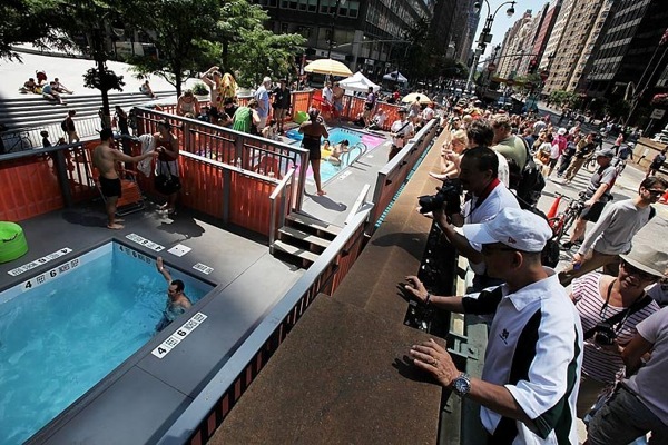 Бассейны для купания в центре Манхэттена в Нью-Йорке