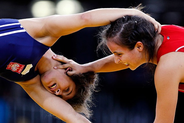 youth_olympic_games_singapore_wrestling_suzan_saeed_ali_poland_martina_kunz_austria.jpg