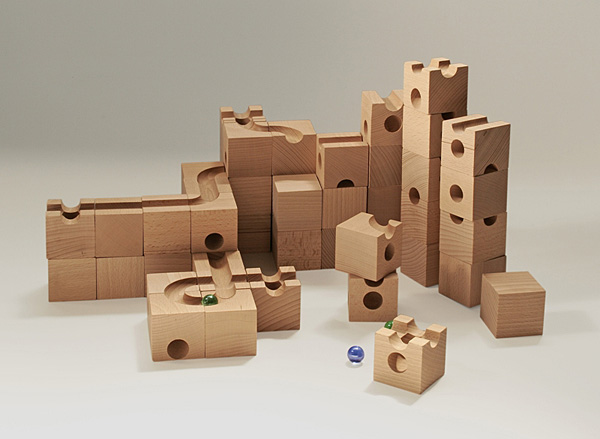 Швейцарские конструкторы Cuboro это комплекты деревянных кубиков