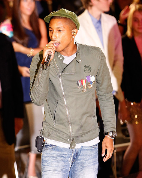 fashion_night_out_pharrell_performs2.jpg