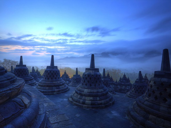 temple-borobudur-indonesia-sunrise_25313_990x742.jpg