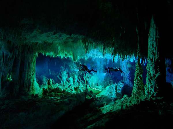 underwater-cave-bahamas-skiles_26754_990x742.jpg