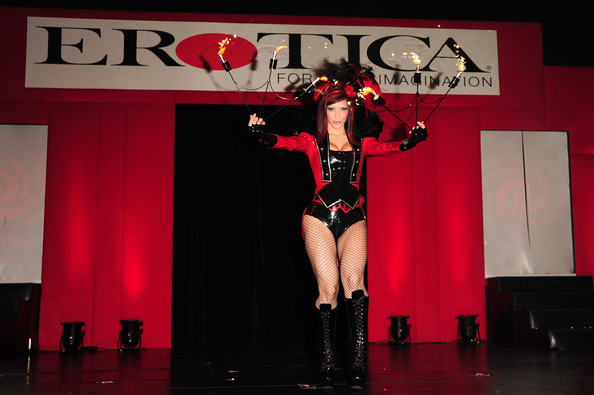 Burlesque+performers+kick+off+Erotica+2010+i-Y2gFwU_7Il.jpg