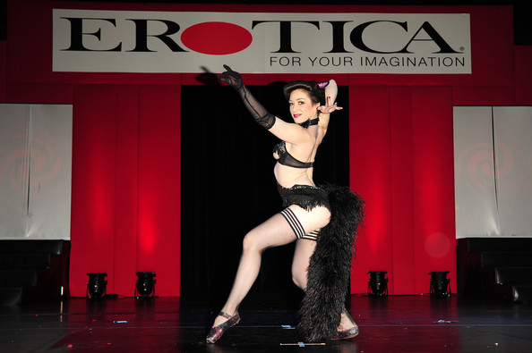 Burlesque+performers+kick+off+Erotica+2010+tZ1bze4bWa5l.jpg