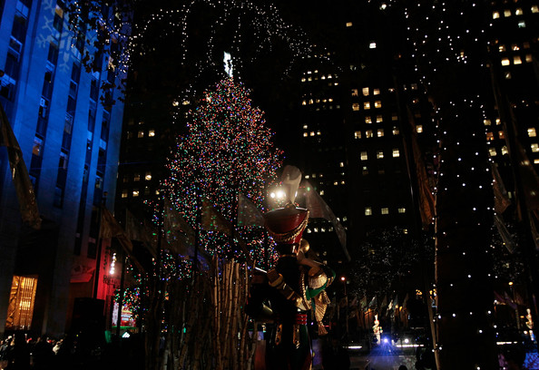 2010+Rockefeller+Center+Christmas+Tree+Lighting+8JpYQr2ouYwl.jpg