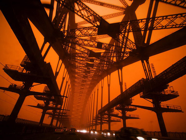 sydney-harbor-bridge-dust_30716_990x742.jpg