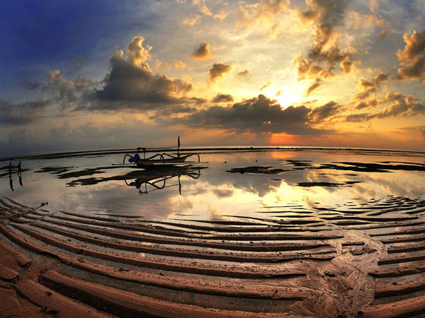 sanur-beach-bali-sunrise_30721_990x742.jpg