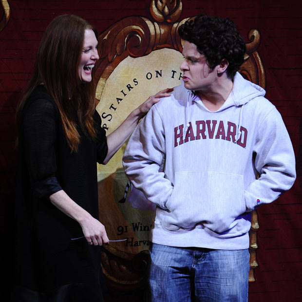 Hasty_Pudding_Award_Julianne_Moore_Harvard_student_Mark_Zuckerberg.jpg