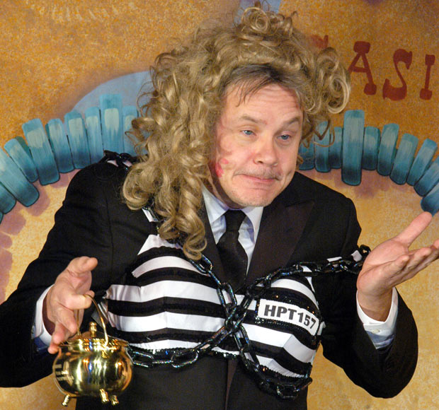 Hasty_Pudding_Award_Tim_Robbins_2005.jpg