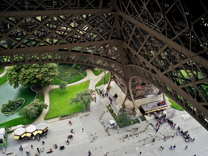 eiffel-tower-view-paris_30745_990x742.jpg