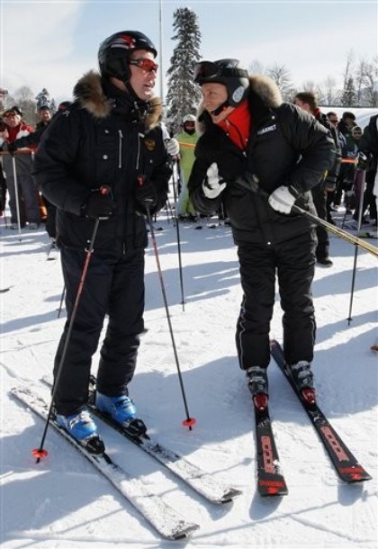 Медведев и Путин покатались на горных лыжах в Сочи