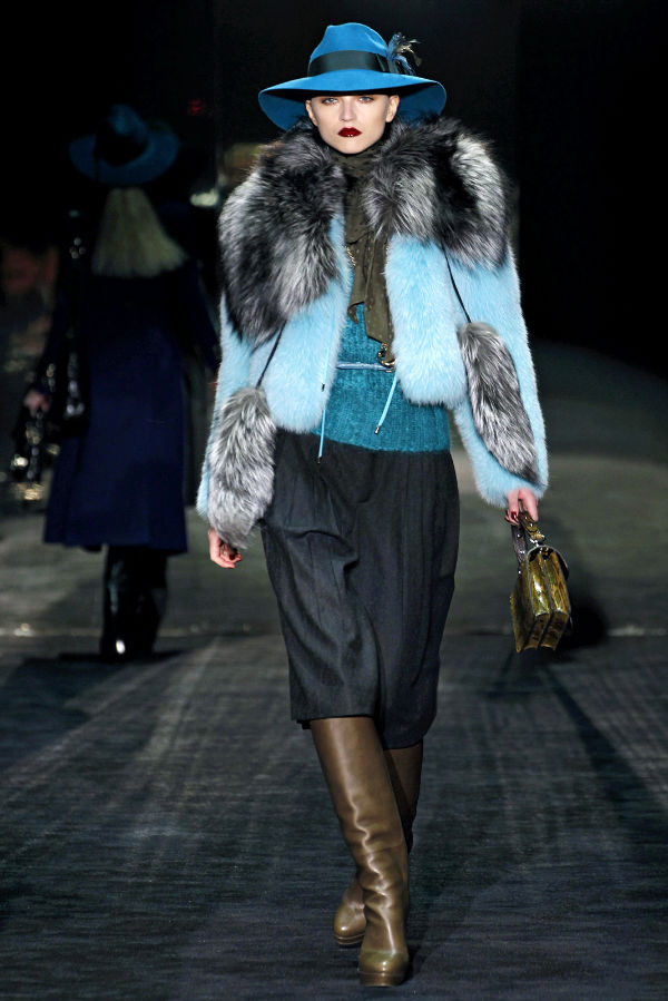 Для тех, кто неуклонно следит за модой, новый модный сезон несет с собой массу новшеств и сюрпризов. Ответ на вопрос, какой же будет мода 2012, мы получим, узнав мнение экспертов с модных показов весна-лето 2012. Положительных отзывов в этом сезоне удостоились коллекции одежды от Louis-Vuitton, Dior и несравненной Chanel. По их мнению, мода 2012 будет характеризоваться легкостью, воздушностью и яркостью деталей. Дизайнеры модного дома Christian Dior в этом сезоне делают ставку на тонкие полупрозрачные ткани, кружево и гипюр. Некоторые эксперты назвали коллекцию Dior дерзкой и смелой, поскольку даже при пошиве деловых костюмов используются такие ткани, как батист и шифон. Широко использует в своих работах шифон и Chanel. Её коллекция менее эпатажна, нежели у Dior, но даже Chanel не устояла перед роскошью кружев и блеска шелка, о чем говорит обилие изящных деталей, используемых при отделке женской одежды. Ещё одним излюбленным материалом Chanel при создании коллекции стал тонкий трикотаж. Изящные трикотажные платья нежных оттенков (голубого, розового, персикового) отделаны изумительным ирландским кружевом ручной работы. А вот коллекция одежды Louis-Vuitton стала настоящим вызовом модному подиуму. По мнению дизайнеров модного дома Louis-Vuitton мода 2012 должны быть дерзкой, смелой и непредсказуемой. Дизайнеры используют такие неожиданные сочетания, что повергают своих поклонников в шок. Чего только стоят головные уборы в стиле милитари в сочетании с невероятно соблазнительными кружевными чулками. Впрочем, не вся коллекция именитого дизайнера столь эпатажна. Некоторые модели платьев и костюмов выполнены в довольно сдержанной цветовой гамме и стилистической однородности. Трикотажные болеро и шорты со стрелками вполне подойдут для повседневного ношения. Весьма эксцентричную коллекцию одежды представил на модных показах Gucci. Дизайнеры модного дома уделили много внимания головным уборам, заявив, что в этом модном сезоне на пике популярности окажутся классические широкополые шляпы, символизирующие роскошь и шик. Дополнительную пышность создаваемым образам придает меховая отделка: воротники, манжеты, пояса. Для вечерних моделей дизайнер, как и его коллеги по цеху, выбирает шифон и органзу. Как мы видим, модная одежда 2012 - это полупрозрачные, интригующие и соблазнительные наряды. Длинные юбки, ниспадающие блузы, воздушные туники - это всё то, что будет особенно популярно в наступающем модном сезоне. Дизайнеры всего мира обратили свой взор на невероятно лёгкие и струящиеся ткани, чтобы превратить женщину в загадочную фею, и, судя по коллекциям модных показов, они этого добились.