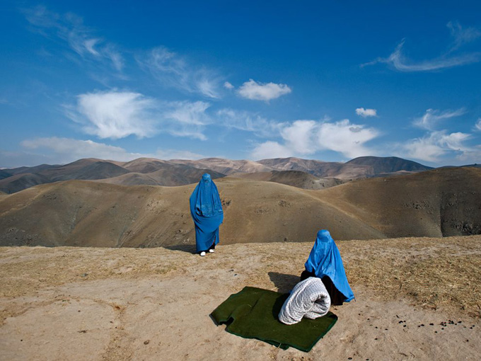 afghan-women-road_32516_990x742.jpg
