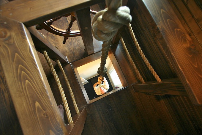 ultimate-pirate-ship-bedroom-016.jpg