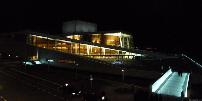 Ночной вид Opera House в Осло