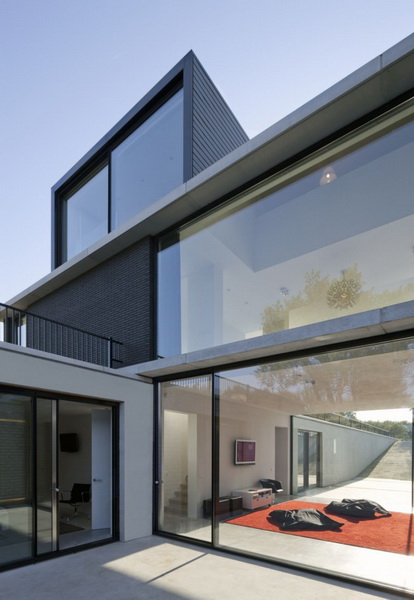 the-villa-geldrop-in-the-netherlands-01-944x632.jpg
