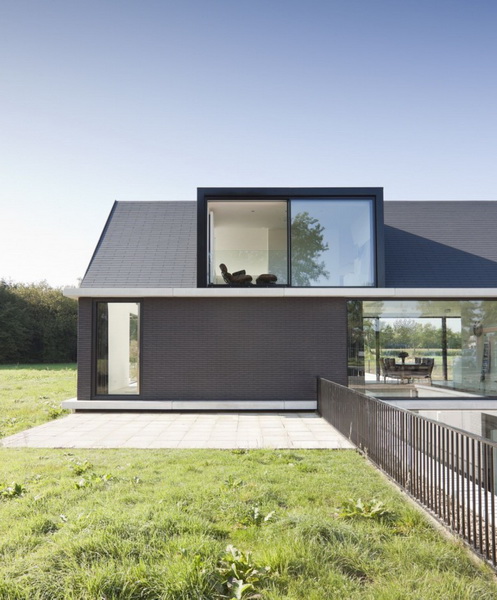 the-villa-geldrop-in-the-netherlands-01-944x633.jpg