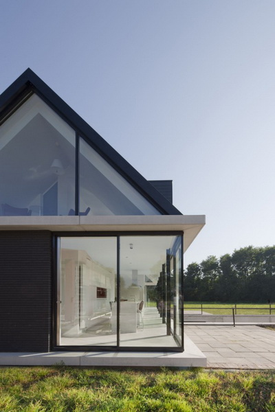 the-villa-geldrop-in-the-netherlands-01-944x637.jpg