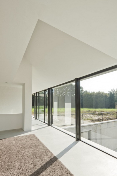 the-villa-geldrop-in-the-netherlands-01-944x641.jpg