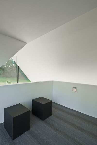 the-villa-geldrop-in-the-netherlands-01-944x642.jpg