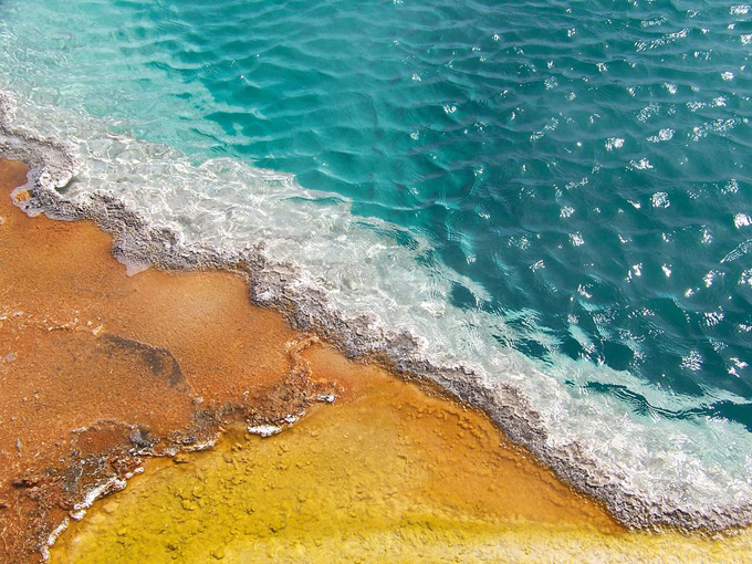 thermal-pool-yellowstone_34283_990x742.jpg