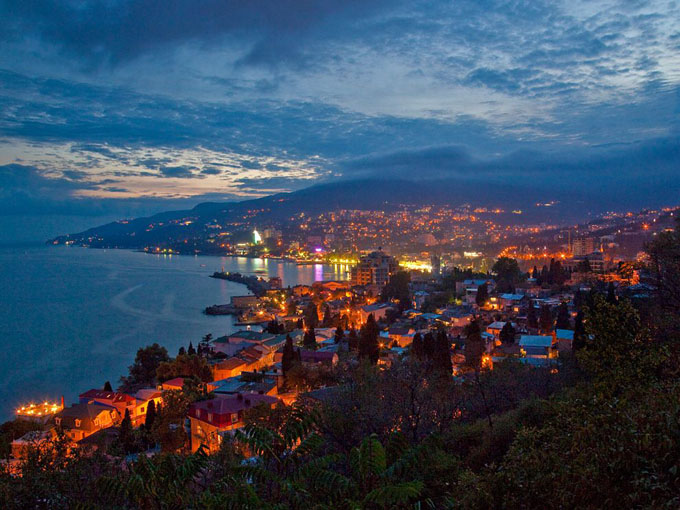 yalta-city-twilight_35068_990x742.jpg