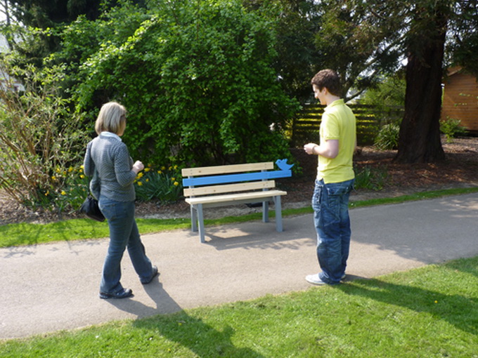 tweetingseat-twitter-bench-concept-01-944x718.jpg