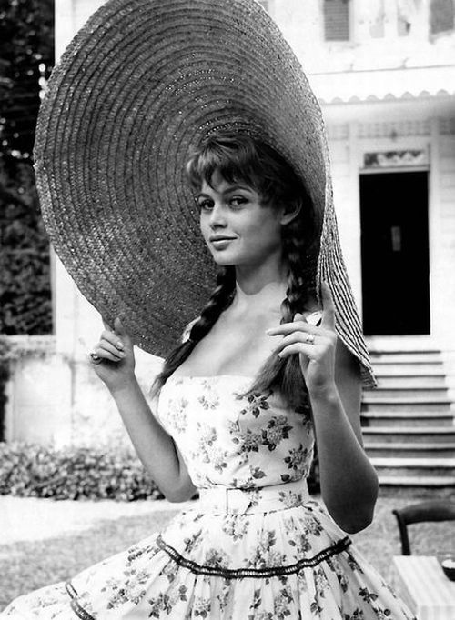 Mademoiselle Bardot in big hat.jpg