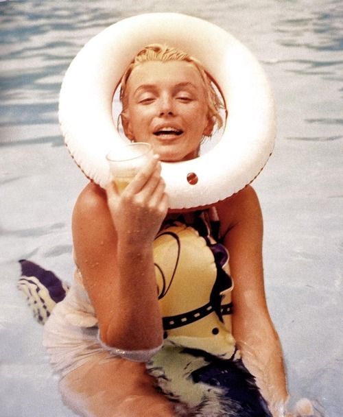 Marilyn Monroe in a pool.jpg