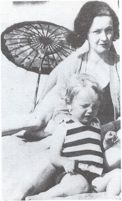 Marilyn Monroe with her mother.jpg
