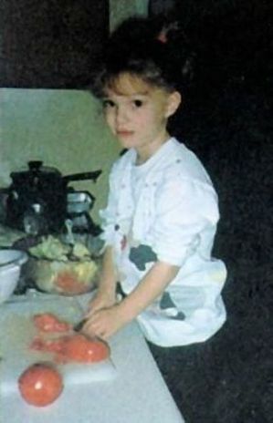 Natalie Portman cut the tomatoes .jpg