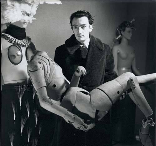 Salvador Dali with manikien.jpg