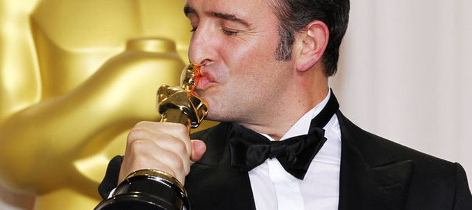 891968_dujardin-best-actor-for-his-role-in-the-artist-poses-with-his-oscar-during-the-84th-academy-awards-in-hollywood.jpg
