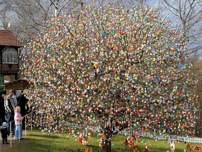 10000 пасхальных яиц на дереве