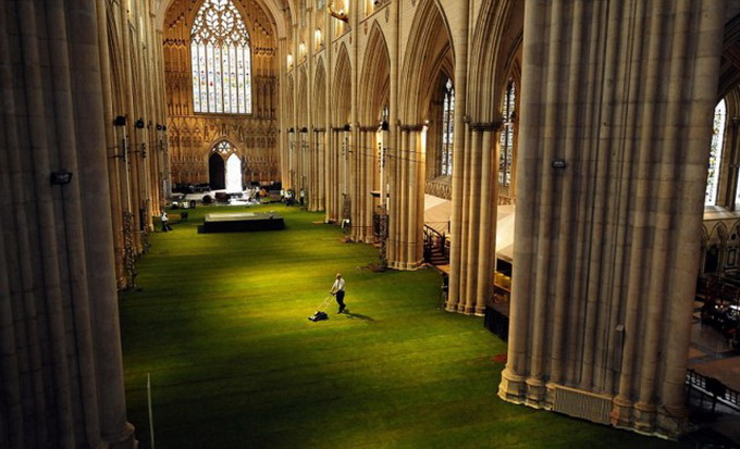 Cathedral-Interior-Covered-in-Grass1-640x482.jpg