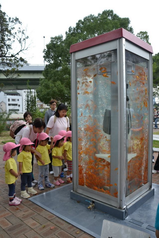 kingyobufishtankphonebooth_2.jpg
