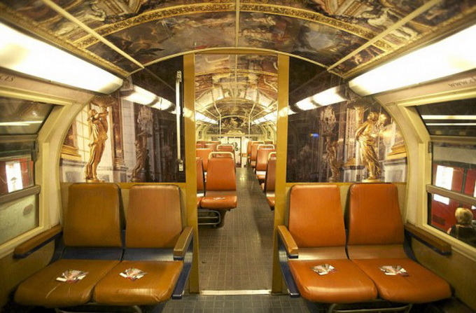 Парижский поезд превратили в Версаль