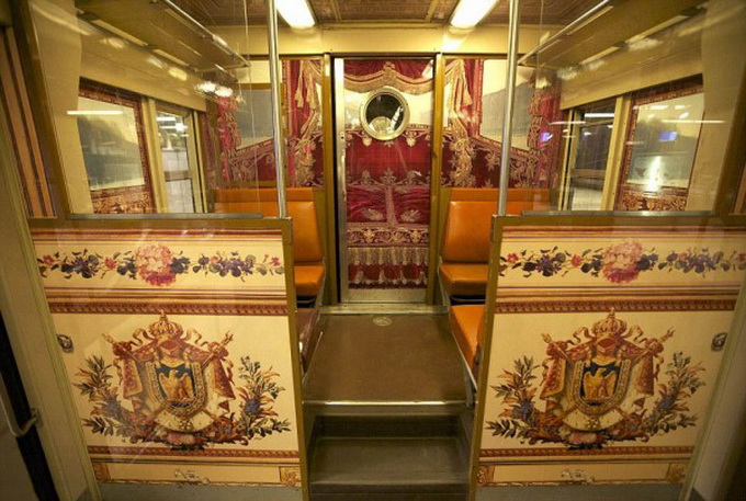 parisian-rer-train-transformed-like-versailles-1-600x427.jpg