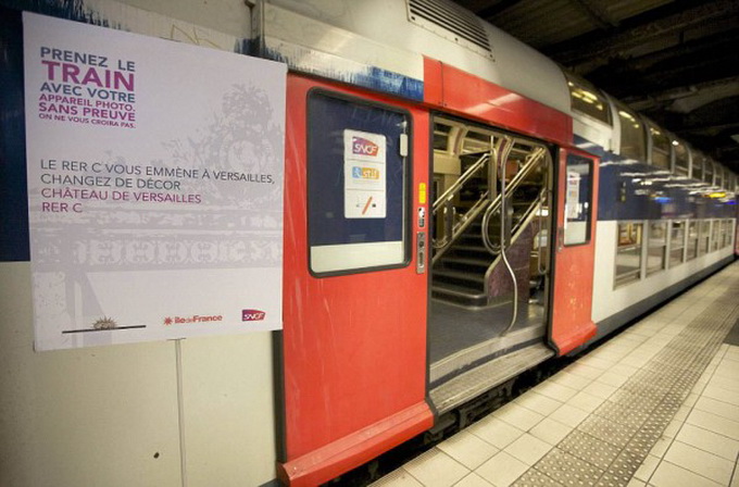 parisian-rer-train-transformed-like-versailles-1-600x437.jpg