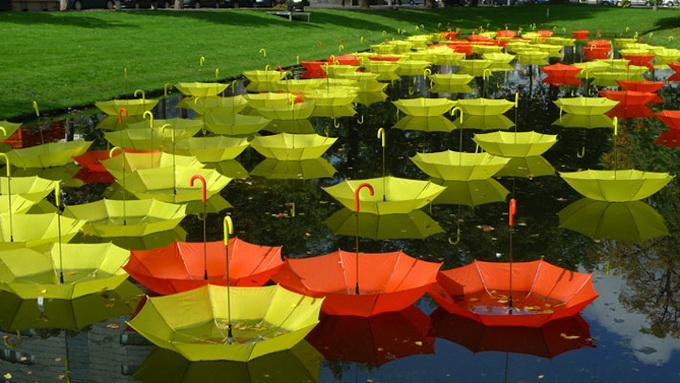 Инсталляция с зонтами Just Sometimes