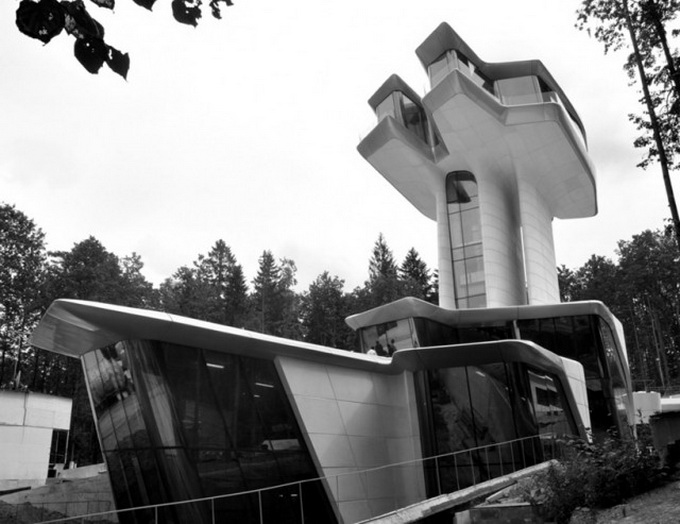 Nava Spațială-Casa-de-Zaha-Hadid1-640x354.jpg