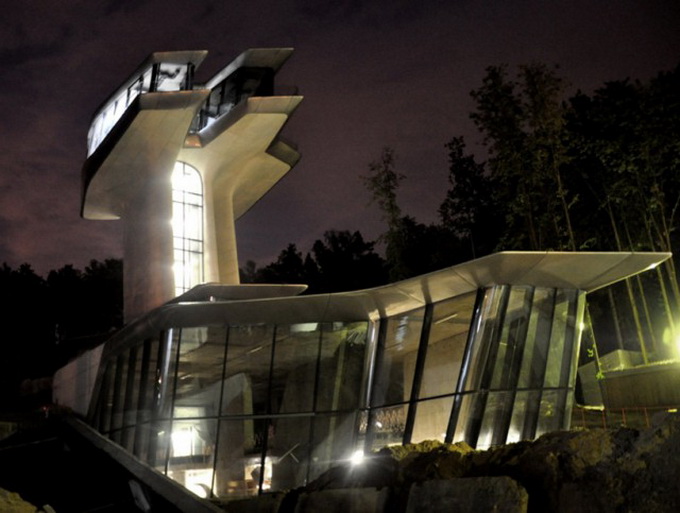 Nava Spațială-Casa-de-Zaha-Hadid1-640x358.jpg