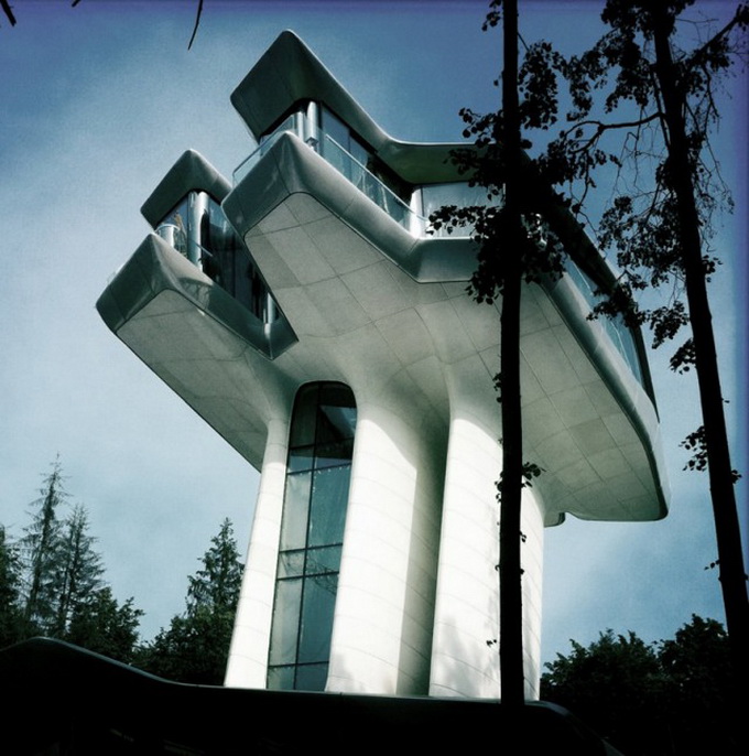 Nava Spațială-Casa-de-Zaha-Hadid1-640x359.jpg