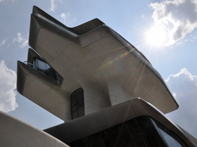 Nava Spațială-Casa-de-Zaha-Hadid1-640x360.jpg