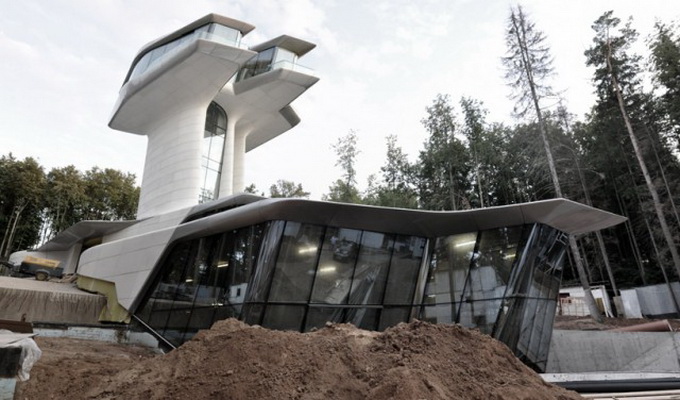 Nava Spațială-Casa-de-Zaha-Hadid1-640x362.jpg