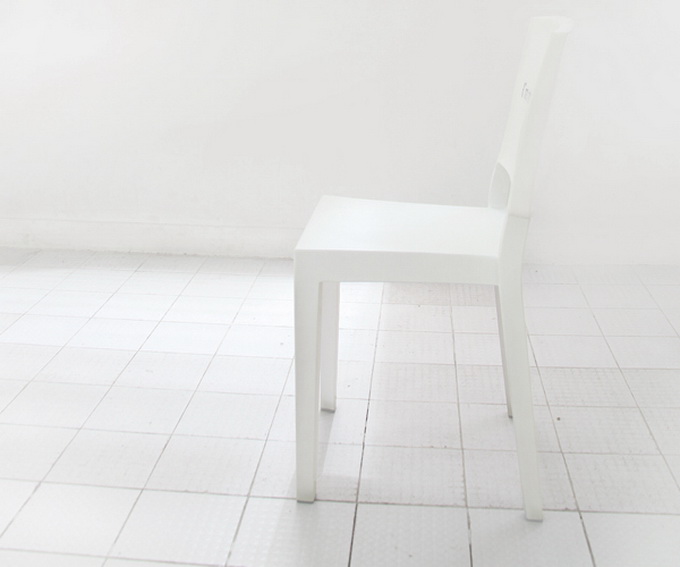 the-angry-chair-02.jpg