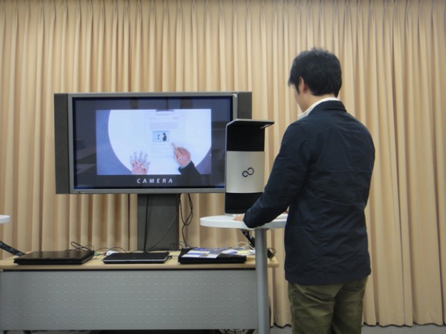 fujitsu-touchscreen-interface_demo-625x1000.jpg